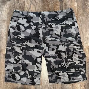 Levi's Men’s black & gray camouflage cargo shorts size 38